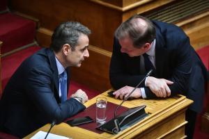 Ο Κυριάκος Μητσοτάκης και ο Κώστας Καραμανλής μιλούν στη Βουλή