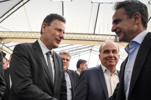 O Θόδωρος Σκυλακάκης κάνει χειραψία με τον Κυριάκο Μητσοτάκη