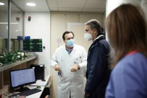 ΕΠΙΣΚΕΨΗ ΤΟΥ ΠΡΩΘΥΠΟΥΡΓΟΥ ΚΥΡΙΑΚΟΥ ΜΗΤΣΟΤΑΚΗ ΣΤΟ ΑΤΤΙΚΟ ΝΟΣΟΚΟΜΕΙΟ