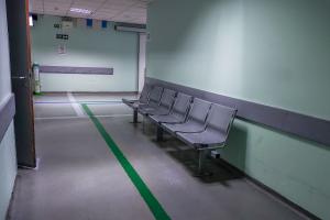 Διάδρομος στο νοσοκομείο ΚΑΤ με καρέκλες στη δεξιά πλευρά
