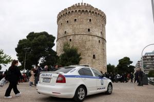 Περιπολικό της αστυνομίας μπροστά στον Λευκό Πύργο στη Θεσσαλονίκη