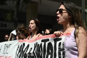 Κόσμος πραγματοποιεί πορεία