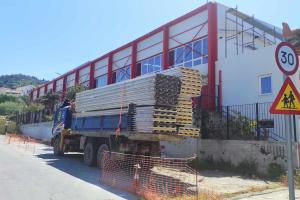 Φορτηγό έξω από το Κλειστό Γυμναστήριο όπου σημειώθηκε το εργατικό δυστύχημα στη Σάμο