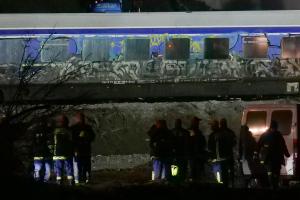 Μεταφορά βαγονιού από το δυστύχημα των Τεμπών