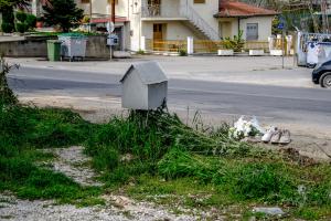 Παπούτσια και λουλούδια αφημένα στο σημείο του τροχαίο στη Βέροια