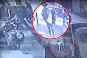 Στιγμιότυπο από κάμερα ασφαλείας που κατέγραψε τη δολοφονία της Κυριακής έξω από το ΑΤ Αγίων Αναργύρων