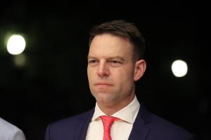 Ο πρόεδρος του ΣΥΡΙΖΑ Προοδευτική Συμμαχία Στέφανος Κασσελάκης στην Ανάσταση στην Κέρκυρα. Μεγάλο Σάββατο 4 Μαϊου 2024 (
