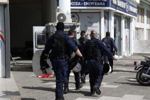 Αστυνομικοί με ασπίδες και κράνη έξω από το ΑΤ Αγίων Αναργύρων που δολοφονήθηκε η Κυριακή