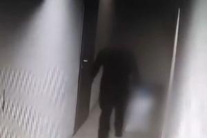 Ο πατέρας μεταφέρει σε σακούλα το νεκρό βρέφος
