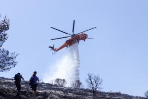 Ελικόπτερο της Πυροσβεστικής επιχειρεί κατάσβεση