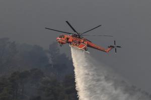 Ελικόπτερο της Πυροσβεστικής επιχειρεί κατάσβεση