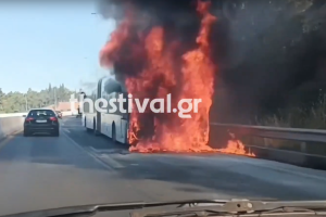 Φλόγες και μαύροι καπνοί βγαίνουν από το καιόμενο λεωφορείο