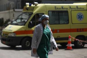 Ασθενοφόρο του ΕΚΑΒ και νοσηλεύτρια
