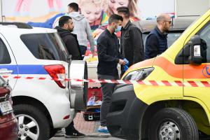 Αστυνομικοί στον τόπο της γυναικοκτονίας στο Μενίδι