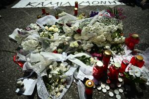 Λουλούδια και κεράκια στη μνήμη θύματος γυναικοκτονίας