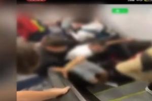Μαθητές ποδοπατιούντε σε κυλιόμενες σκάλες πλοίου