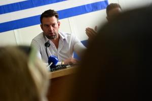 Ο Στέφανος Κασσελάκης με εργαζόμενους στη ΔΥΠΑ