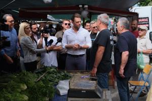 Ο Στέφανος Κασσελάκης στη λαϊκή αγορά της Περαίας Θεσσαλονίκης