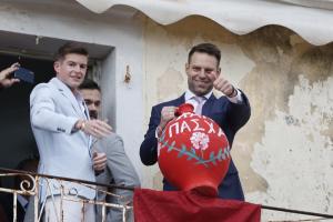 Ο Στέφανος Κασσελάκης κατά το έθιμο των «Μπότηδων»