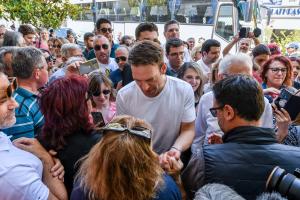 Ο Στέφανος Κασσελάκης με κόσμο στον Πύργο