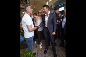 Ο Στέφανος Κασσελάκης συνομιλεί με κόσμο
