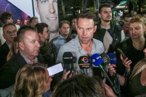 Ο Στέφανος Κασελάκης μιλά σε δημοσιογράφους στην Λάρισα