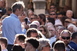 Ο Κυριάκος Μητσοτάκης μιλάει στην Κέρκυρα
