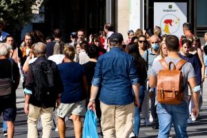 Κόσμος περπατά στην Αθήνα