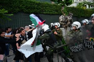 Επίθεση των ΜΑΤ σε πορεία