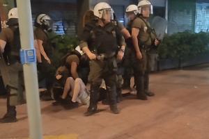ΜΑΤ κάνουν προσαγωγή