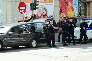 Αστυνομικοί, περιπολικό και ξεκροφόρα στο σημείο της γυναικοκτονίας στο Μενίδι