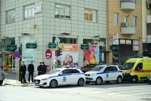 Περιπολικά και ασθενοφόρο στο σημείο της γυναικοκτονίας στο Μενίδι