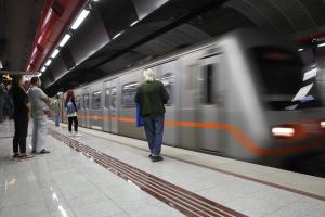 Συρμός φτάνει στην αποβάθρα σταθμού μετρό