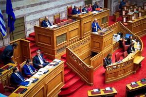 Κυριάκος Βελόπουλος και Κυριάκος Μητσοτάκης στη Βουλή