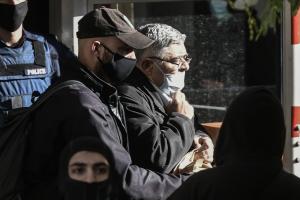 Ο Μιχαλολιάκος συνοδεία αστυνομικού μεταφέρεται στη ΓΑΔΑ