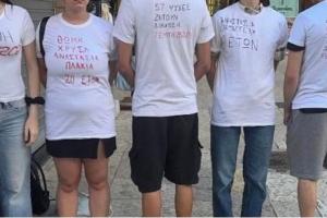 Νέοι με μπλούζα για Τέμπη