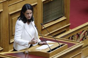 Η Νίκη Κεραμέως στο βήμα της Βουλής