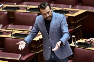 Ο Νίκος Παππάς μιλώντας από τα έδρανα της Βουλής