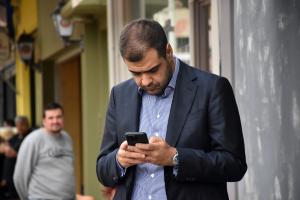 Ο Παύλος Μαρινάκης μιλά στο κινητό