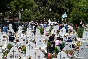 Ταφικό έθιμο των Ποντίων με γλέντι πλάι στους νεκρούς στο Κοιμητήριο των Σουρμένων, Κυριακή 12 Μαΐου 2024. Το έθιμο, το οποίο αναβιώνει εδώ και εκατό χρόνια, διασώζεται από την αρχαιότητα και συνεχίζεται μέσα στη χριστιανική πίστη την εβδομάδα της Διακαινησίμου, διοργανώθηκε από την Ένωση Ποντίων Σουρμένων.