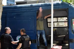 Μετανάστης σε κλούβα της αστυνομίας