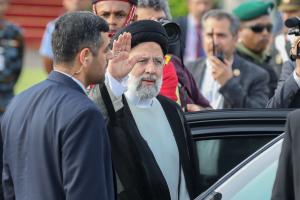 Ο πρόεδρος του Ιράν Εμπραχίμ Ραισί που σκοτώθηκε σε δυστύχημα με ελικόπτερο χαιρετάει κόσμ