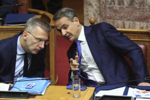 Άκης Σκέρτσος και Κυριάκος Μητσοτάκης στη Βουλή