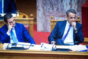 Κώστας Σκρέκας και Κυριάκος Μητσοτάκης στη Βουλή