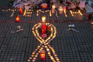 Κεριά στη μνήμη των νεκρών στα Τέμπη