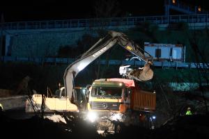 Μεταφορά βαγονιού μετά το δυστύχημα στα Τέμπη