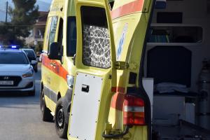 Ανοιχτή πόρτα ασθενοφόρου και πίσω περιπολικό