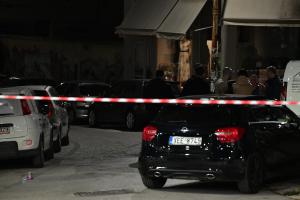 Κορδέλα της αστυνομίας και πίσω το ΙΧ που γάζωσε οδηγός μηχανής στον Βύρωνα
