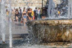 Συντριβάνι στην πλατεία Συντάγματος
