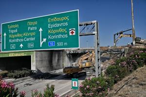Εργασίες μηχανημάτων για την κατεδάφιση της γέφυρας στην Ολυμπία Οδό